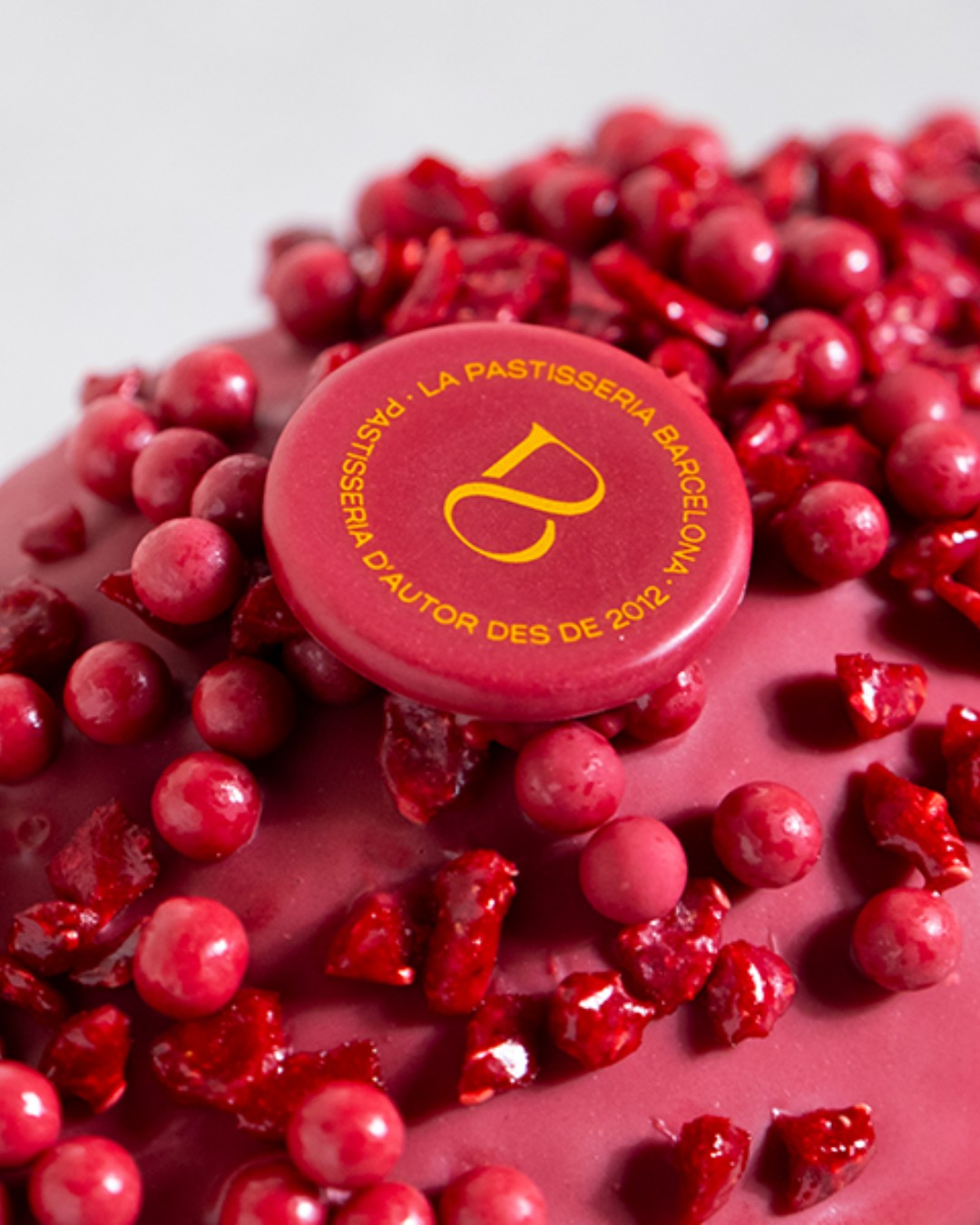 Un color que hipnotitza 🔴Gaudeix del nostre cake especial, intens i irresistible.🍰 Quan el col